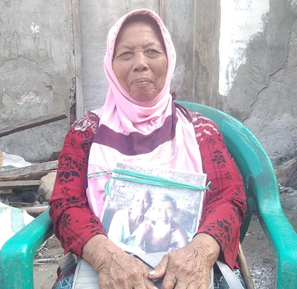 Mba Murti juga menyampaikan, selain belas kasih dari tetangga, dirinya juga mendapat bantuan dari Desa Tonggurambang berupa Bantuan Langsung Tunai (BLT).